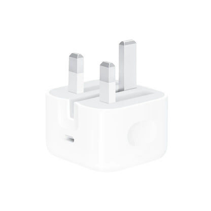 Das Bild zeigt das Apple MHJF3 Ladegerät 20W UK-Plug in Weiß aus der Frontansicht.