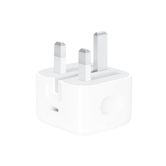 Das Bild zeigt das Apple MHJF3 Ladegerät 20W UK-Plug in Weiß aus der Frontansicht.