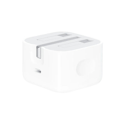 Das Bild zeigt das Apple MHJF3 Ladegerät 20W UK-Plug in Weiß aus der Schrägansicht.