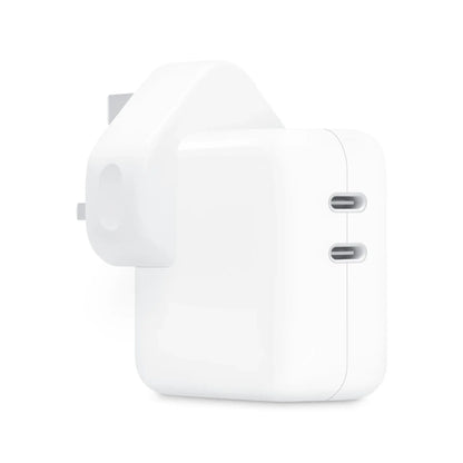 Das Bild zeigt das Apple MNWP3 Ladegerät Duo USB-C 35W UK-Plug in Weiß aus der Schrägansicht. 