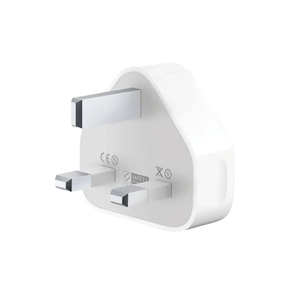 Das Bild zeigt das Apple MD812 Ladegerät 5W UK-Plug in Weiß aus der Schrägansicht.