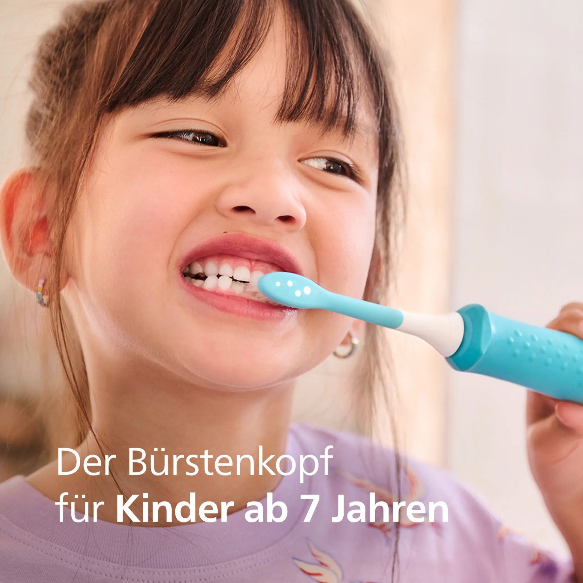 Das Bild zeigt die Philips Original HX6044/90 Kids ab 7 Jahren Aufsteckbürsten. Das Kind putzt sich damit die Zähne.