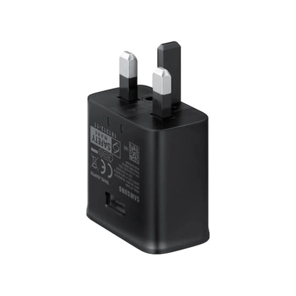Das Bild zeigt das Samsung EP-TA200 Ladegerät 15W in Schwarz aus der Schrägansicht. Das Ladegerät hat einen UK-Plug Stecker.