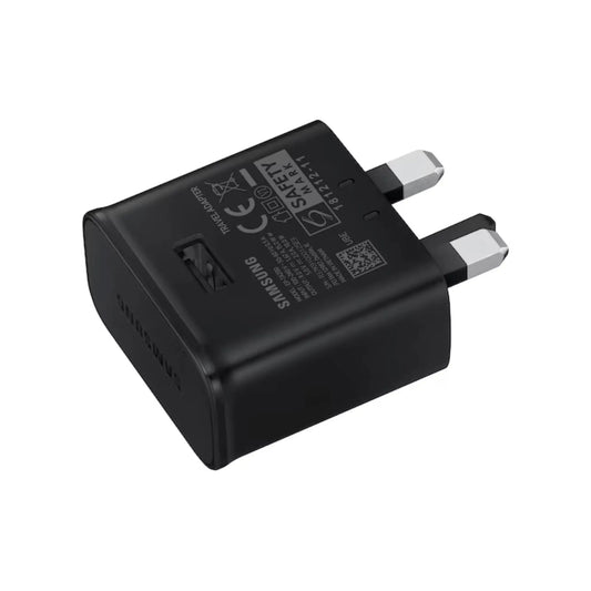 Das Bild zeigt das Samsung EP-TA200 Ladegerät 15W in Schwarz aus der Seitenansicht. Das Ladegerät hat einen UK-Plug Stecker.