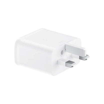 Das Bild zeigt das Samsung EP-TA200 Ladegerät 15W in Weiß aus der Schrägansicht. Das Ladegerät hat einen UK-Plug Stecker.