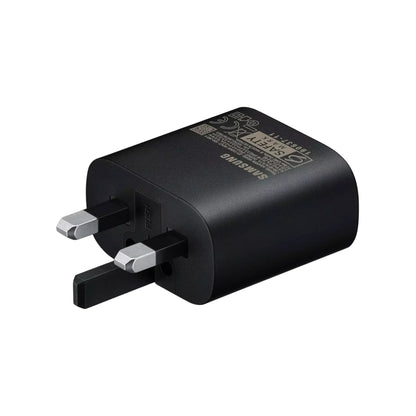 Das Bild zeigt das Samsung EP-TA800 Ladegerät 25W UK-Plug in Schwarz aus der Schrägansicht.