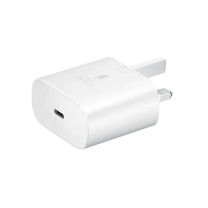Das Bild zeigt das Samsung EP-TA800 Ladegerät 25W UK-Plug in Weiß aus der Schrägansicht.
