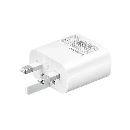 Das Bild zeigt das Samsung EP-TA800 Ladegerät 25W UK-Plug in Weiß aus der Seitenansicht.