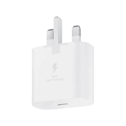 Das Bild zeigt das Samsung EP-TA800 Ladegerät 25W UK-Plug in Weiß aus der Frontansicht.