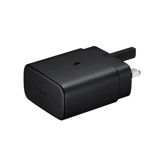 Das Bild zeigt das Samsung EP-TA845 Ladegerät 45W UK-Plug in Schwarz aus der Seitenansicht.