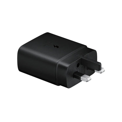 Das Bild zeigt das Samsung EP-TA845 Ladegerät 45W UK-Plug in Schwarz aus der Schrägansicht.