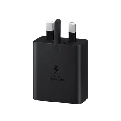 Das Bild zeigt das Samsung EP-T4510 Ladegerät 45W USB-C UK-Plug in Schwarz aus der Frontansicht.