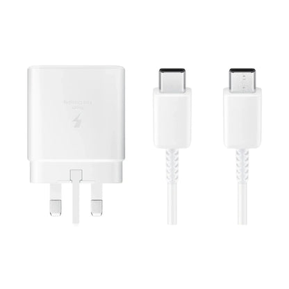 Das Bild zeigt das Samsung EP-TA845 Ladegerät 45W UK-Plug inkl. Ladekabel USB-C in Weiß.