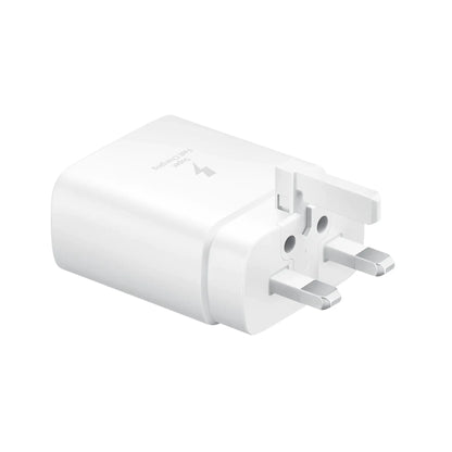 Das Bild zeigt das Samsung EP-TA845 Ladegerät 45W UK-Plug in Weiß aus der Schrägansicht.