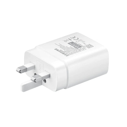 Das Bild zeigt das Samsung EP-TA845 Ladegerät 45W UK-Plug in Weiß aus der Detailansicht.