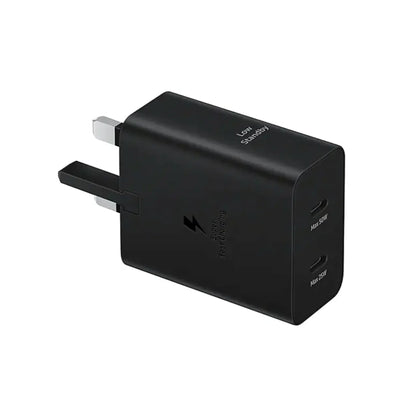 Das Bild zeigt das Samsung EP-T5020X Ladegerät 50W UK-Plug in Schwarz aus der Schrägansicht.