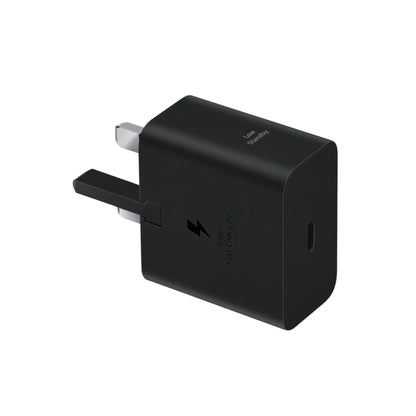Das Bild zeigt das Samsung EP-T2510N Ladegerät 25W UK-Plug in Schwarz aus der Schrägansicht.