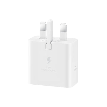Das Bild zeigt das Samsung EP-T2510N Ladegerät 25W UK-Plug in Weiß aus der Frontansicht.