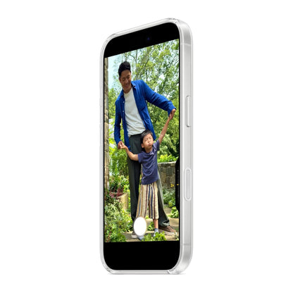 Das Bild zeigt die Apple iPhone Handyhülle MGF24ZM/A aus Polykarbonat. Sie ist kompatibel mit dem iPhone 17. In der Farbe Transparent aus der Schrägansicht.