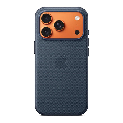Das Bild zeigt die Apple iPhone Handyhülle MGF44ZM/A aus Funktionsgewebe. Sie ist kompatibel mit dem iPhone 17 Pro. In der Farbe Blau aus der Frontansicht.