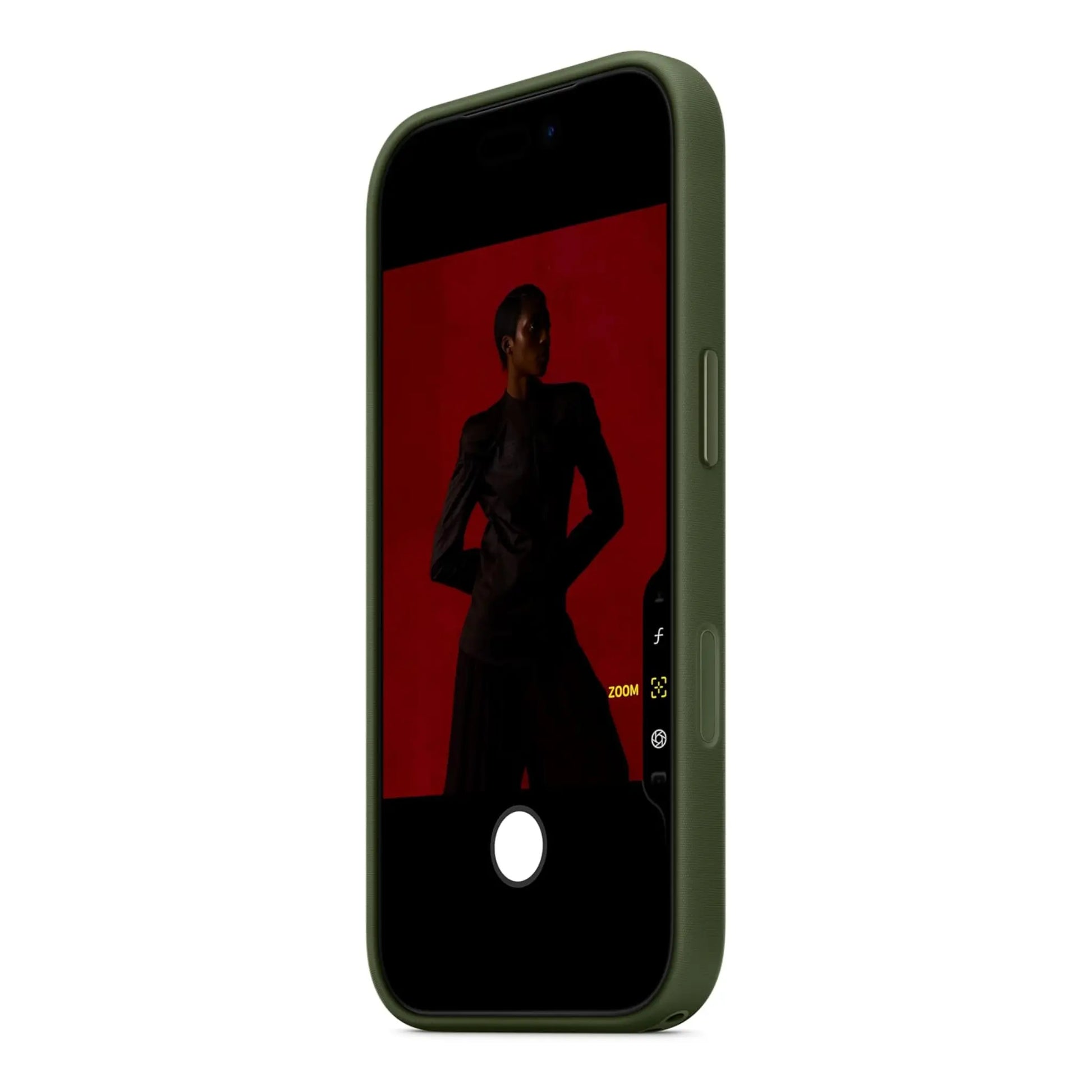 Das Bild zeigt die Apple iPhone Handyhülle MGF74ZM/A aus Funktionsgewebe. Sie ist kompatibel mit dem iPhone 17 Pro. In der Farbe Grün aus der Schrägansicht.