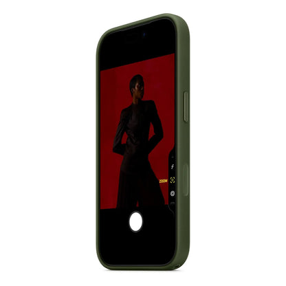 Das Bild zeigt die Apple iPhone Handyhülle MGF74ZM/A aus Funktionsgewebe. Sie ist kompatibel mit dem iPhone 17 Pro. In der Farbe Grün aus der Schrägansicht.