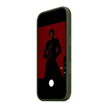 Das Bild zeigt die Apple iPhone Handyhülle MGFD4ZM/A aus Funktionsgewebe. Sie ist kompatibel mit dem iPhone 17 Pro Max. In der Farbe Grün aus der Schrägansicht.