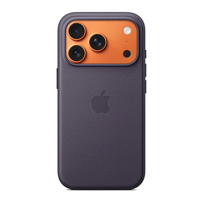 Das Bild zeigt die Apple iPhone Handyhülle MGF54ZM/A aus Funktionsgewebe. Sie ist kompatibel mit dem iPhone 17 Pro. In der Farbe Violett aus der Frontansicht.