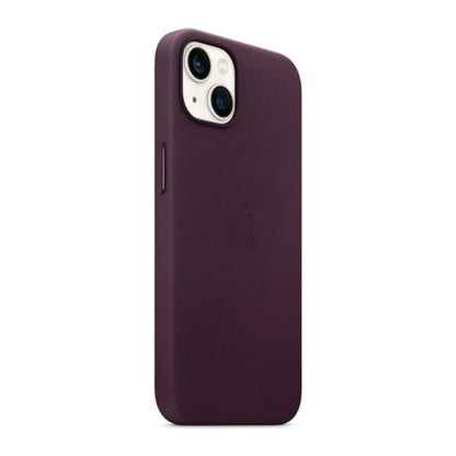 Das Bild zeigt die Apple iPhone Handyhülle MM143ZM/A aus Leder. Sie ist kompatibel mit dem iPhone 13. In der Farbe Dunkelkirsch aus der Schrägansicht.
