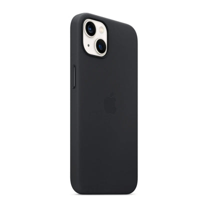 Das Bild zeigt die Apple iPhone Handyhülle MM183ZM/A aus Leder. Sie ist kompatibel mit dem iPhone 13. In der Farbe Mitternacht aus der Schrägansicht.