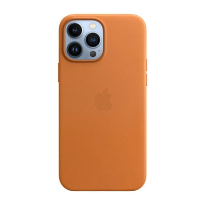 Das Bild zeigt die Apple iPhone Handyhülle MM193ZM/A aus Leder. Sie ist kompatibel mit dem iPhone 13 Pro. In der Farbe Goldbraun aus der Frontansicht.