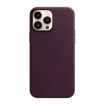 Das Bild zeigt die Apple iPhone Handyhülle MM2H3ZM/A aus Leder. Sie ist kompatibel mit dem iPhone 13 Pro Max. In der Farbe Dunkelkirsch aus der Frontansicht.