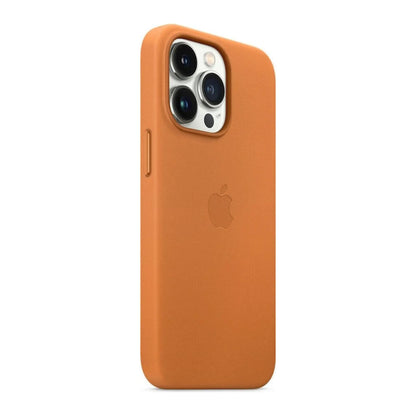 Das Bild zeigt die Apple iPhone Handyhülle MM1L3ZM/A aus Leder. Sie ist kompatibel mit dem iPhone 13 Pro Max. In der Farbe Goldbraun aus der Schrägansicht.