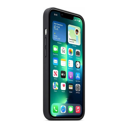 Das Bild zeigt die Apple iPhone Handyhülle MM1R3ZM/A aus Leder. Sie ist kompatibel mit dem iPhone 13 Pro Max. In der Farbe Mitternacht aus der Seitenansicht.