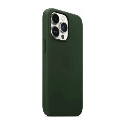 Das Bild zeigt die Apple iPhone Handyhülle MM2K3ZM/A aus Leder. Sie ist kompatibel mit dem iPhone 13 Pro Max. In der Farbe Schwarzgrün aus der Schrägansicht.