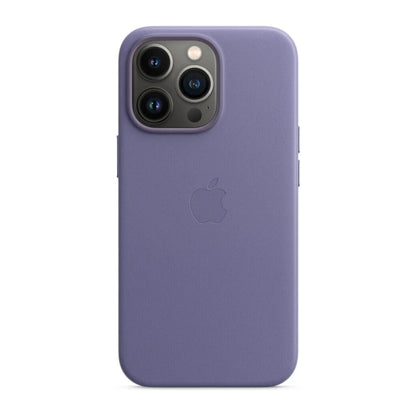 Das Bild zeigt die Apple iPhone Handyhülle MM1P3ZM/A aus Leder. Sie ist kompatibel mit dem iPhone 13 Pro Max. In der Farbe Wisteria aus der Frontansicht.