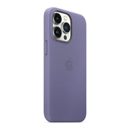 Das Bild zeigt die Apple iPhone Handyhülle MM1P3ZM/A aus Leder. Sie ist kompatibel mit dem iPhone 13 Pro Max. In der Farbe Wisteria aus der Schrägansicht.