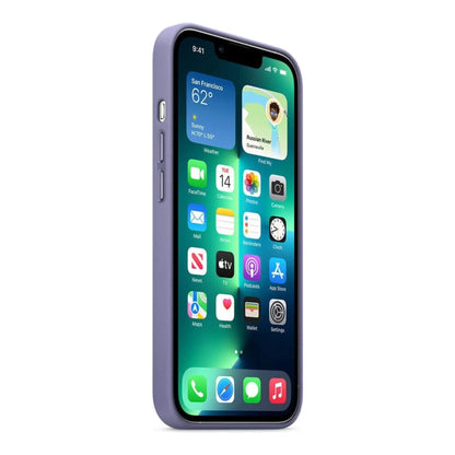 Das Bild zeigt die Apple iPhone Handyhülle MM1P3ZM/A aus Leder. Sie ist kompatibel mit dem iPhone 13 Pro Max. In der Farbe Wisteria aus der Seitenansicht.