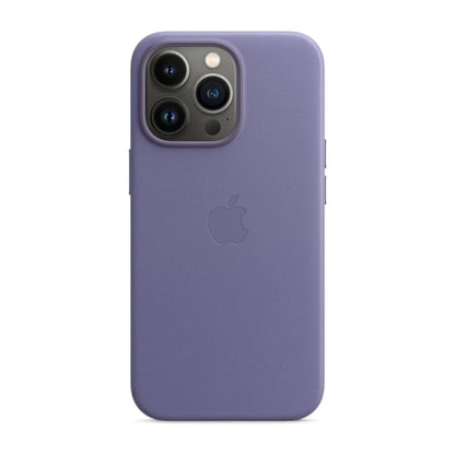 Das Bild zeigt die Apple iPhone Handyhülle MM2L3ZM/A aus Leder. Sie ist kompatibel mit dem iPhone 13 Pro. In der Farbe Wisteria aus der Frontansicht.