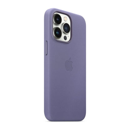 Das Bild zeigt die Apple iPhone Handyhülle MM2L3ZM/A aus Leder. Sie ist kompatibel mit dem iPhone 13 Pro. In der Farbe Wisteria aus der Schrägansicht.