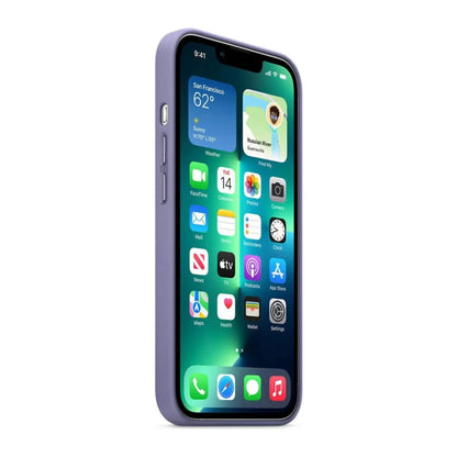 Das Bild zeigt die Apple iPhone Handyhülle MM2L3ZM/A aus Leder. Sie ist kompatibel mit dem iPhone 13 Pro. In der Farbe Wisteria aus der Seitenansicht.