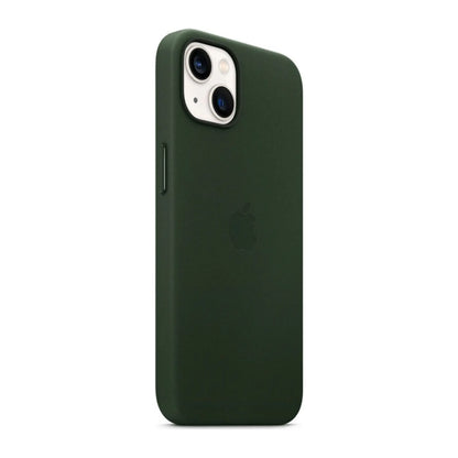Das Bild zeigt die Apple iPhone Handyhülle MM173ZM/A aus Leder. Sie ist kompatibel mit dem iPhone 13. In der Farbe Schwarzgrün aus der Schrägansicht.