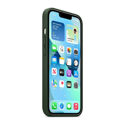 Das Bild zeigt die Apple iPhone Handyhülle MM173ZM/A aus Leder. Sie ist kompatibel mit dem iPhone 13. In der Farbe Schwarzgrün aus der Seitenansicht.