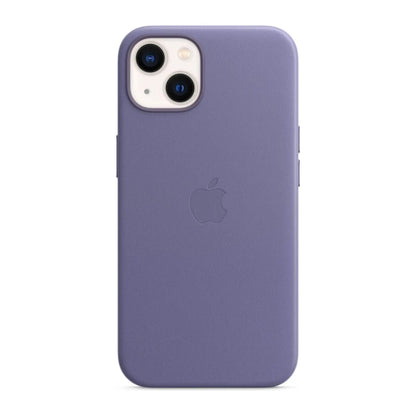 Das Bild zeigt die Apple iPhone Handyhülle MM163ZM/A aus Leder. Sie ist kompatibel mit dem iPhone 13. In der Farbe Wisteria aus der Frontansicht.