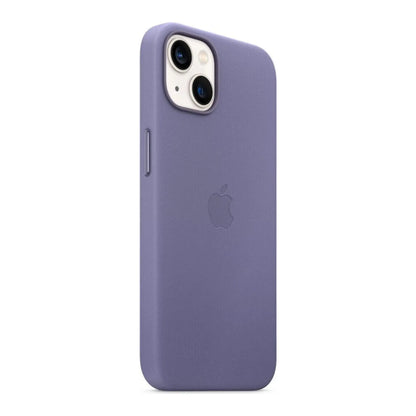 Das Bild zeigt die Apple iPhone Handyhülle MM163ZM/A aus Leder. Sie ist kompatibel mit dem iPhone 13. In der Farbe Wisteria aus der Schrägansicht.