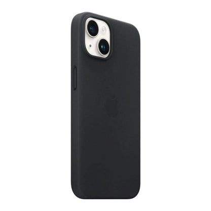 Das Bild zeigt die Apple iPhone Handyhülle MPP43ZM/A aus Leder. Sie ist kompatibel mit dem iPhone 14. In der Farbe Mitternacht aus der Schrägansicht.