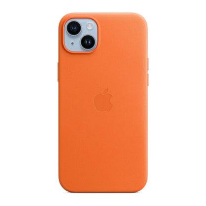 Das Bild zeigt die Apple iPhone Handyhülle MPPF3ZM/A aus Leder. Sie ist kompatibel mit dem iPhone 14 Plus. In der Farbe Orange aus der Frontansicht.