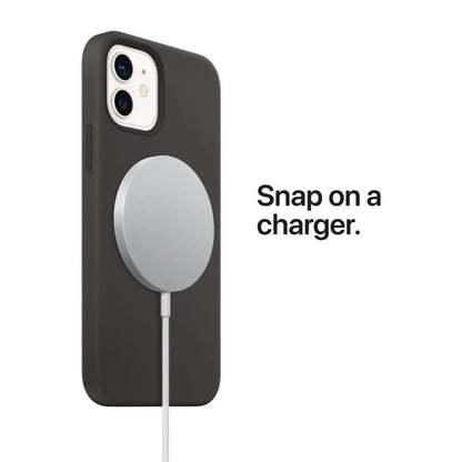 Das Bild zeigt die Apple iPhone Handyhülle aus Leder. Sie ist kompatibel mit dem iPhone 14 Plus. Auf der Rückseite ist ein MagSafe Ladegerät angeschlossen.