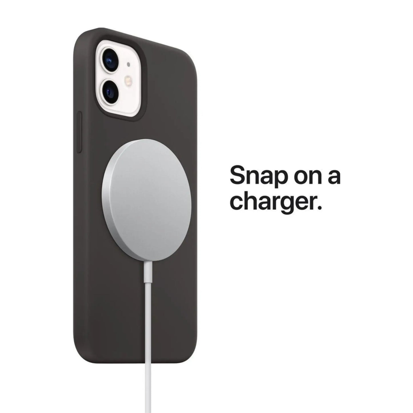 Das Bild zeigt die Apple iPhone Handyhülle aus Leder. Sie ist kompatibel mit dem iPhone 14 Plus. Auf der Rückseite ist ein MagSafe Ladegerät angeschlossen.