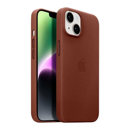 Das Bild zeigt die Apple iPhone Handyhülle MPPD3ZM/A aus Leder. Sie ist kompatibel mit dem iPhone 14 Plus. In der Farbe Umbra aus der Schrägansicht.
